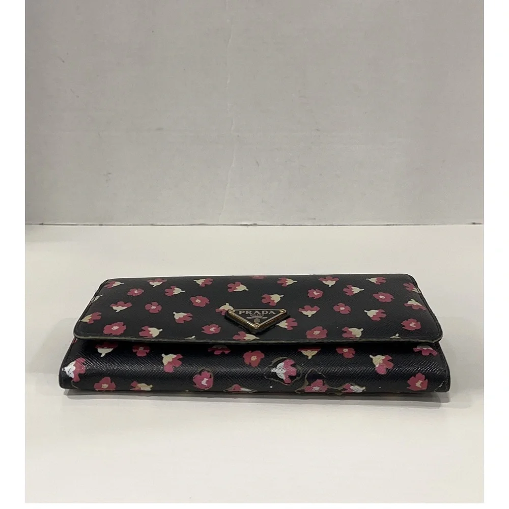 Prada Women's Floral Saffiano leather Black Wallet‎